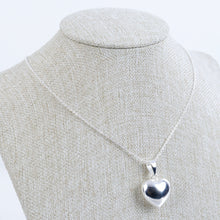 Cargar imagen en el visor de la galería, Dije Corazón Bombacho Grande Plata