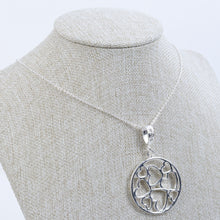 Cargar imagen en el visor de la galería, Dije Círculo con Corazones Plata
