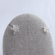 Cargar imagen en el visor de la galería, Aretes Flor Diamante Plata