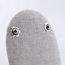 Cargar imagen en el visor de la galería, Aretes Perla Negra Flor Plata