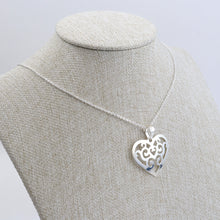 Cargar imagen en el visor de la galería, Dije Corazón Grabado Plata