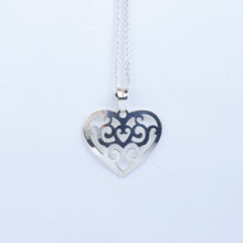 Cargar imagen en el visor de la galería, Dije Corazón Grabado Plata