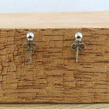 Cargar imagen en el visor de la galería, Arete Bola Pequeño