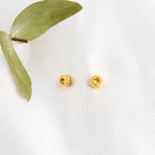 Cargar imagen en el visor de la galería, Arete Cristal Base Dorada