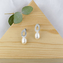 Cargar imagen en el visor de la galería, Arete Oval con Perla