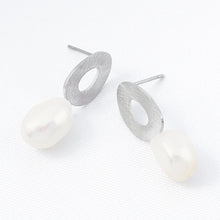 Cargar imagen en el visor de la galería, Arete Oval con Perla