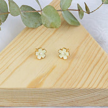 Cargar imagen en el visor de la galería, Arete Flor Blanco Perla