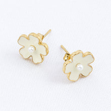 Cargar imagen en el visor de la galería, Arete Flor Blanco Perla