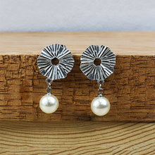 Cargar imagen en el visor de la galería, Arete Círculo Perla Plata