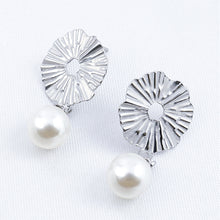 Cargar imagen en el visor de la galería, Arete Círculo Perla Plata