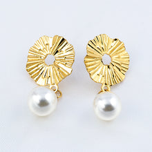 Cargar imagen en el visor de la galería, Arete Círculo Perla Dorado