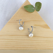 Cargar imagen en el visor de la galería, Arete Perla Herradura