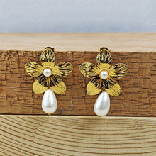 Cargar imagen en el visor de la galería, Arete Flor Dorada con Perlas