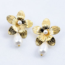Cargar imagen en el visor de la galería, Arete Flor Dorada con Perlas