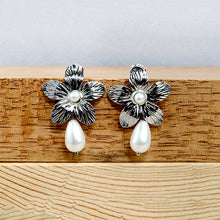 Cargar imagen en el visor de la galería, Arete Flor Plateada con Perlas