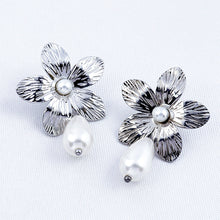 Cargar imagen en el visor de la galería, Arete Flor Plateada con Perlas