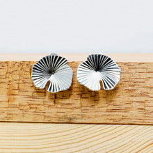 Cargar imagen en el visor de la galería, Arete Base Rayada