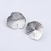 Cargar imagen en el visor de la galería, Arete Base Rayada