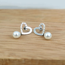 Cargar imagen en el visor de la galería, Arete Corazón Perla