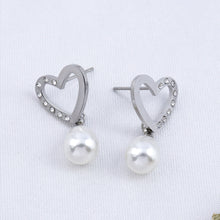 Cargar imagen en el visor de la galería, Arete Corazón Perla