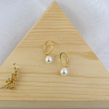 Cargar imagen en el visor de la galería, Arete Círculo Cristales Perla