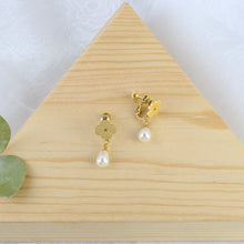 Cargar imagen en el visor de la galería, Arete Trébol Perla