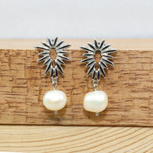 Cargar imagen en el visor de la galería, Arete Destello con Perla