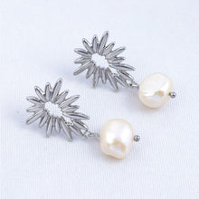 Cargar imagen en el visor de la galería, Arete Destello con Perla