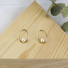 Cargar imagen en el visor de la galería, Arete Oval con Perla