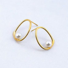 Cargar imagen en el visor de la galería, Arete Oval con Perla