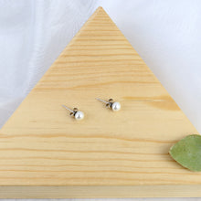 Cargar imagen en el visor de la galería, Arete Perla