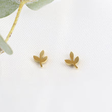 Cargar imagen en el visor de la galería, Arete Hojitas Dorado