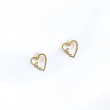 Cargar imagen en el visor de la galería, Arete Corazón Love Dorado