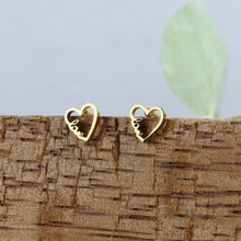 Cargar imagen en el visor de la galería, Arete Corazón Love Dorado