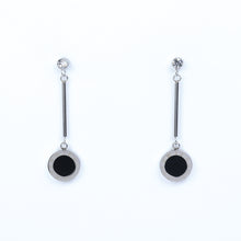 Cargar imagen en el visor de la galería, Arete Largo de Círculo con Números Romanos Plata