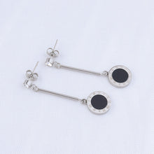 Cargar imagen en el visor de la galería, Arete Largo de Círculo con Números Romanos Plata