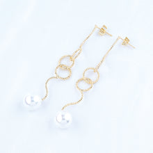Cargar imagen en el visor de la galería, Arete Largo Círculos con Perla
