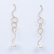 Cargar imagen en el visor de la galería, Arete Largo Círculos con Perla