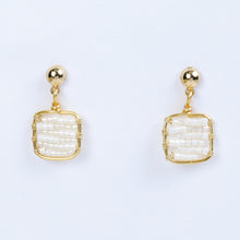 Cargar imagen en el visor de la galería, Arete Cuadro Chico Beige
