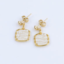 Cargar imagen en el visor de la galería, Arete Cuadro Chico Beige