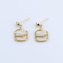 Cargar imagen en el visor de la galería, Aretes Cuadrado Chico Beige Línea Dorada