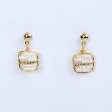 Cargar imagen en el visor de la galería, Aretes Cuadrado Chico Beige Línea Dorada