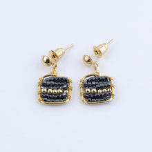 Cargar imagen en el visor de la galería, Aretes Cuadro Chico Acerina Línea Dorada