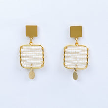 Cargar imagen en el visor de la galería, Aretes Cuadrado Mediano Beige