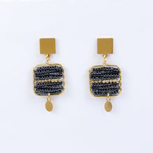 Cargar imagen en el visor de la galería, Aretes Cuadro Mediano Acerina Línea Dorada