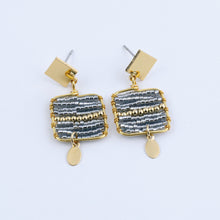 Cargar imagen en el visor de la galería, Aretes Cuadro Mediano Gris Claro Línea Dorada