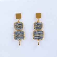 Cargar imagen en el visor de la galería, Aretes 2 Cuadros Gris Claro Línea Dorada