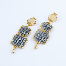 Cargar imagen en el visor de la galería, Aretes 2 Cuadros Gris Claro Círculo Dorado