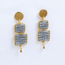 Cargar imagen en el visor de la galería, Aretes 2 Cuadros Gris Claro Círculo Dorado