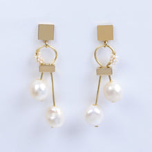 Cargar imagen en el visor de la galería, Aretes 2 Perlas Colgantes